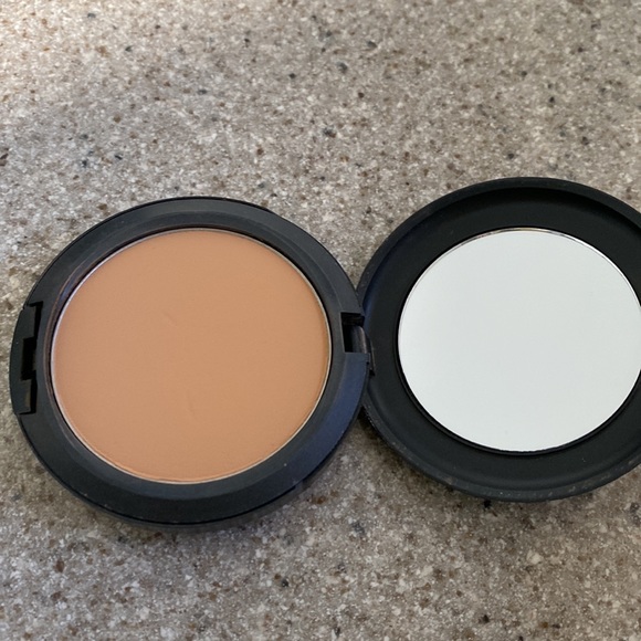 Mac Studio fix n42 foundation +free gatsby oil removing sheets - Picture 3 of 6